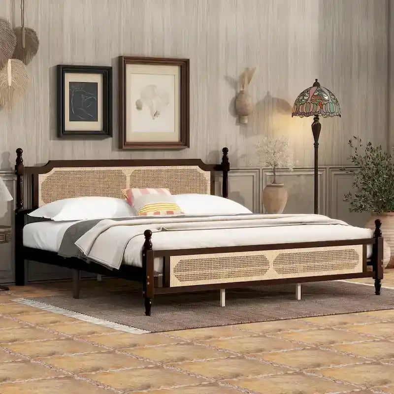 Holzbett mit Kopf- und Fußteil aus Rattan, Kingsize-Bett mit niedrigem Profil und Plattform mit verstärktem Mittelteil