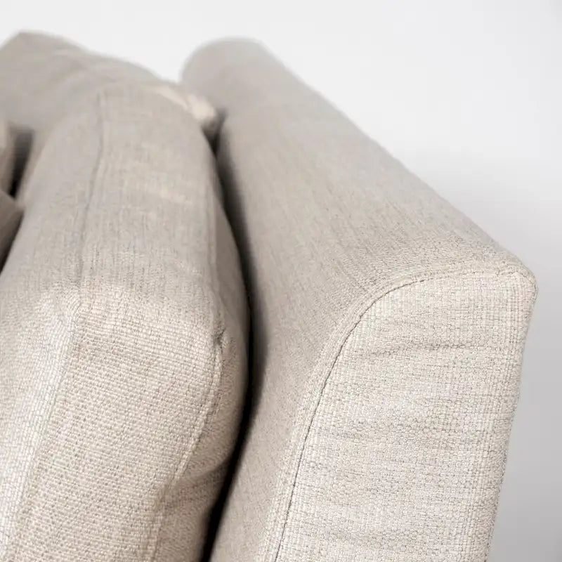 Zweisitzer-Sofa mit beigem Schonbezug