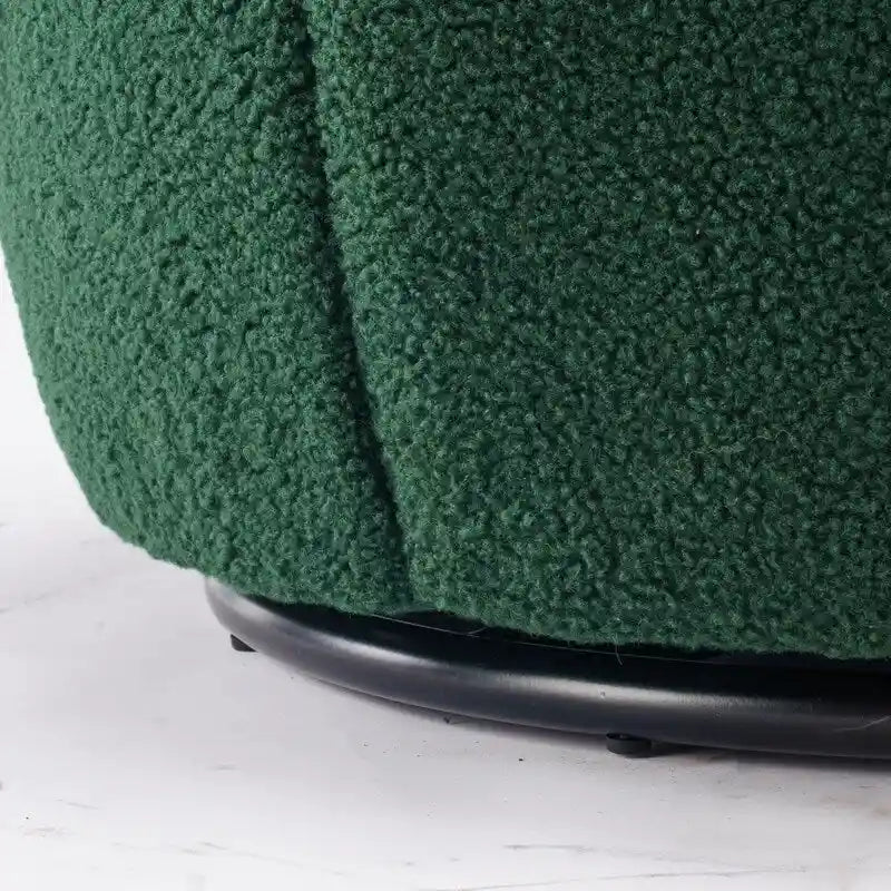 Drehbarer Akzentsessel im Schalendesign aus Teddy-Stoff mit pulverbeschichtetem Metallring