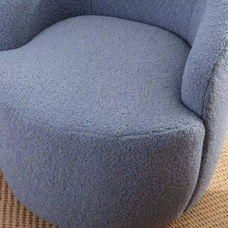 Drehbarer Akzentsessel im Schalendesign aus Teddy-Stoff mit pulverbeschichtetem Metallring