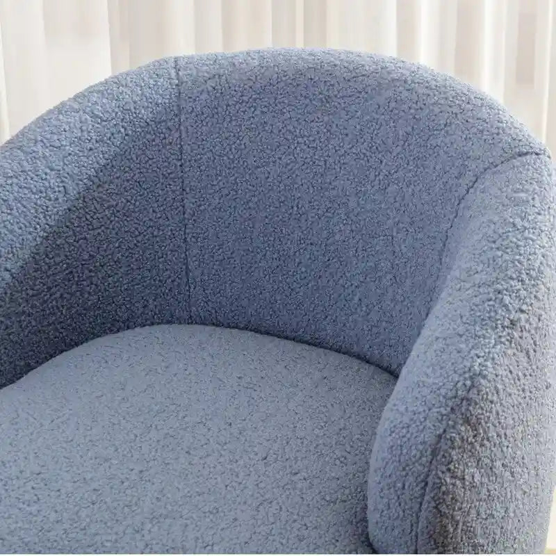 Drehbarer Akzentsessel im Schalendesign aus Teddy-Stoff mit pulverbeschichtetem Metallring
