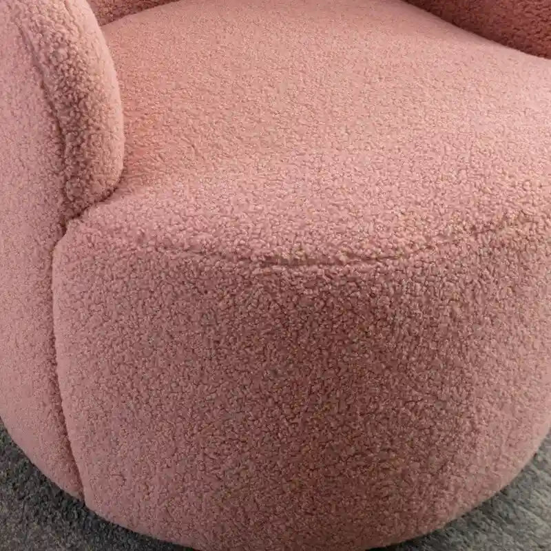Drehbarer Akzentsessel im Schalendesign aus Teddy-Stoff mit pulverbeschichtetem Metallring