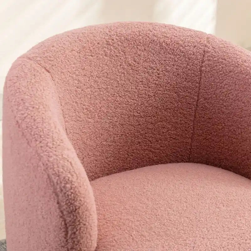 Drehbarer Akzentsessel im Schalendesign aus Teddy-Stoff mit pulverbeschichtetem Metallring