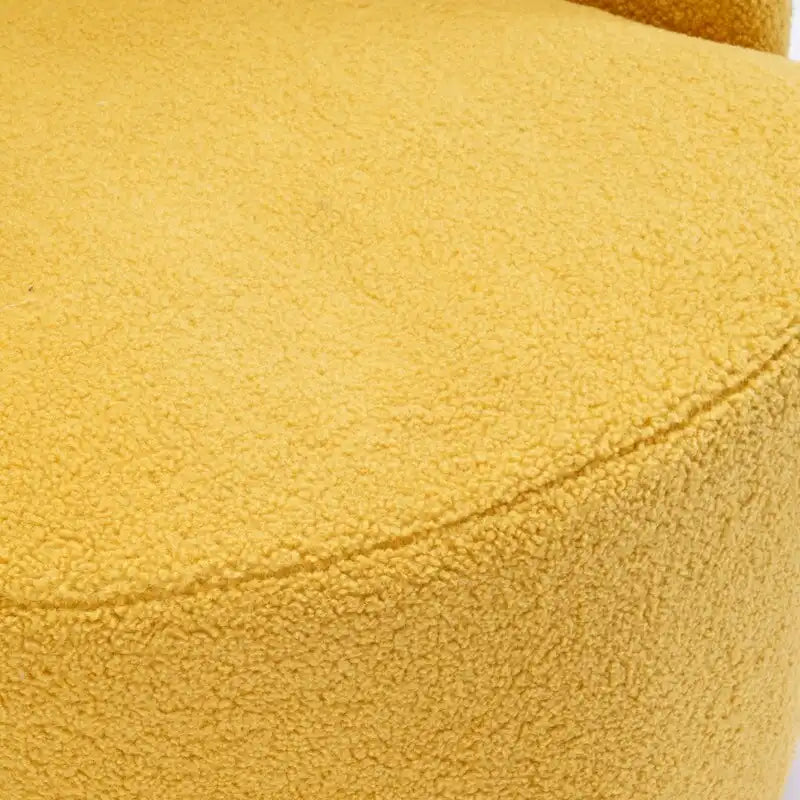 Drehbarer Akzentsessel im Schalendesign aus Teddy-Stoff mit pulverbeschichtetem Metallring
