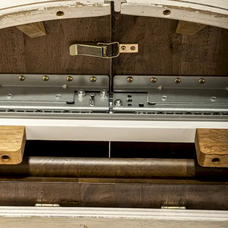 Tischset mit Sockeltisch im Antikstil in Weiß mit honigfarbener Oberfläche