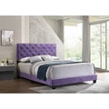 Lit plateforme en velours violet avec garniture de clous décoratifs, grand lit