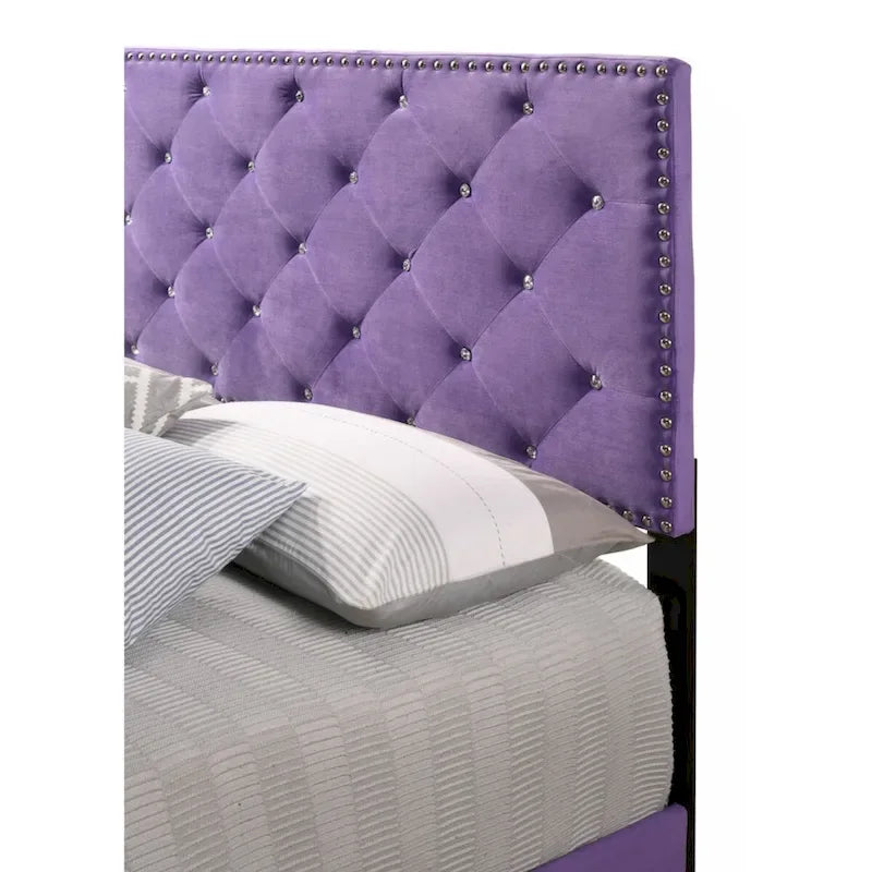 Lit plateforme en velours violet avec garniture de clous décoratifs, grand lit