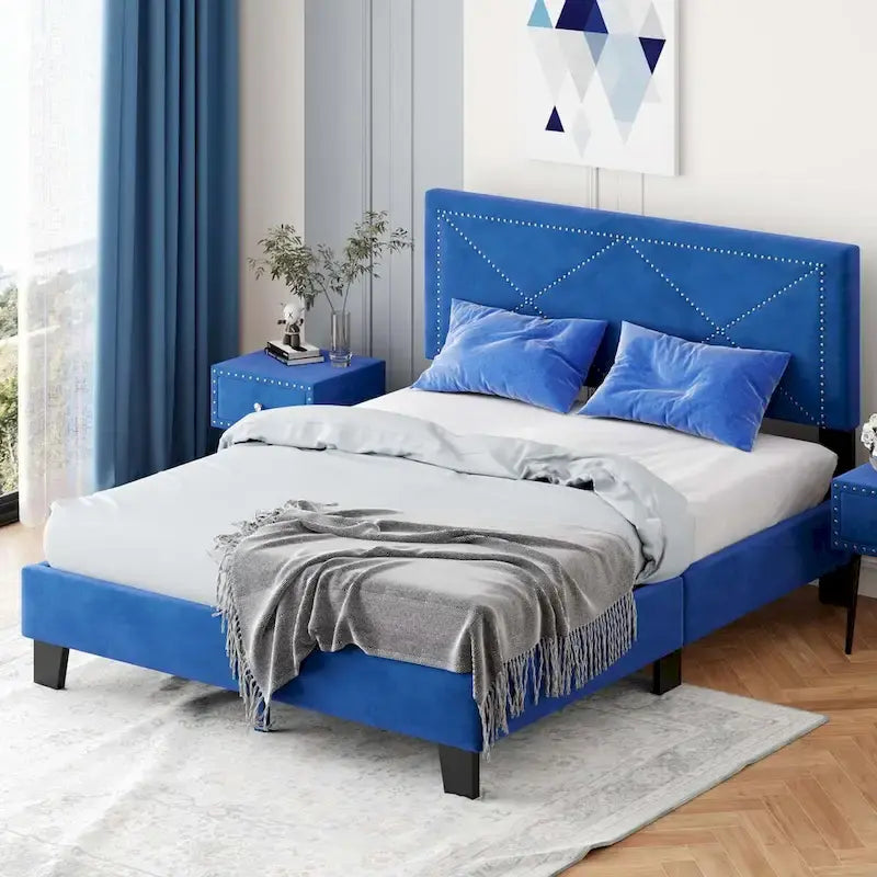 Polsterbettgestell in Queen-Size mit Nietenverzierung