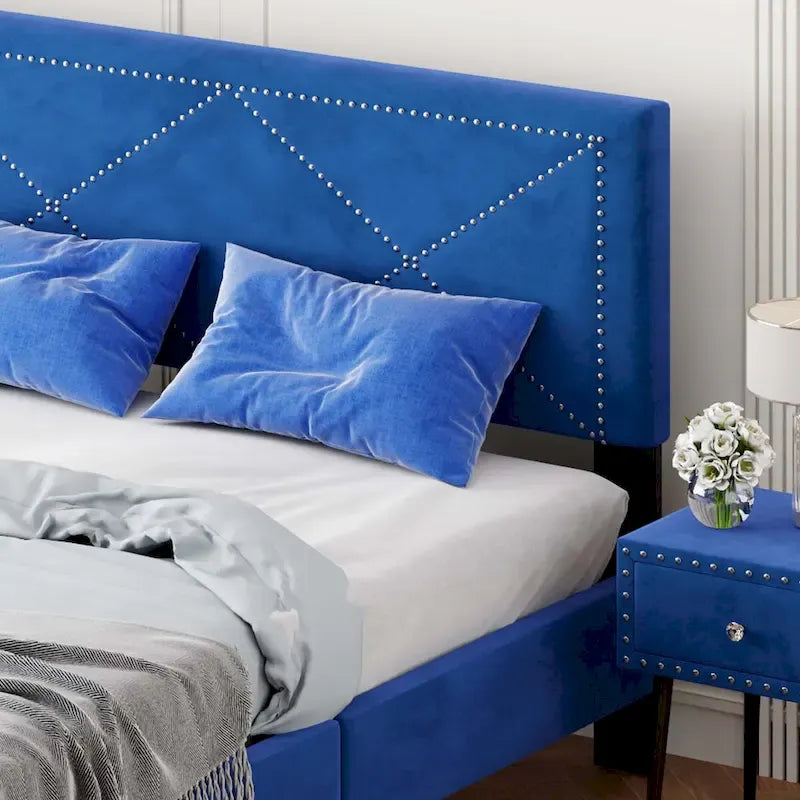 Polsterbettgestell in Queen-Size mit Nietenverzierung